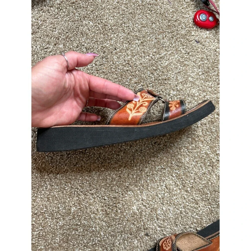 Bania's flats sandals leather tooled rubber bottom made in Mexico 2 strap SZ 6